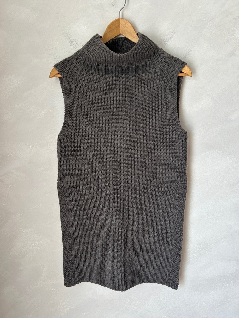 NWOT Aritzia Wilfred Durendal Sleeveless turtleneck 100% wool Sweater vest tunic
